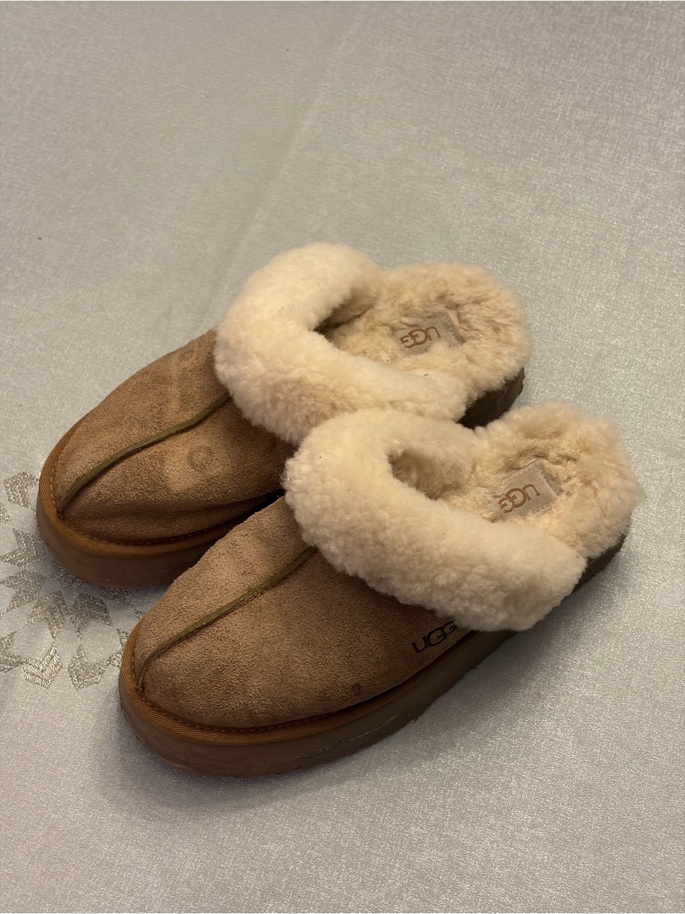 UGG Women's Chestnut/Tan Cozy Shearling Clog Slippers
